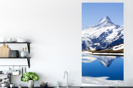 Poster Reflet des montagnes enneigées de Suisse dans un lac - 80x160 cm