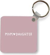 Sleutelhanger - Uitdeelcadeautjes - Dochter - Mama - Mom - Daughter - Liefde - Familie - Quotes - Cadeau - Spreuken - Plastic