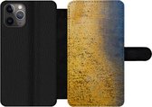 Bookcase Geschikt voor iPhone 11 Pro telefoonhoesje - Goud - Roest print - Blauw - Met vakjes - Wallet case met magneetsluiting