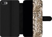 Bookcase Geschikt voor iPhone SE 2020 telefoonhoesje - Slang - Dierenprint - Bruin - Met vakjes - Wallet case met magneetsluiting