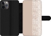 Bookcase Geschikt voor iPhone 11 Pro telefoonhoesje - Slang - Design - Roze - Met vakjes - Wallet case met magneetsluiting