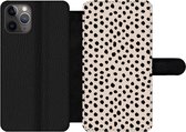 Bookcase Geschikt voor iPhone 11 Pro telefoonhoesje - Stippen - Zwart - Beige - Met vakjes - Wallet case met magneetsluiting