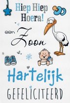 Hiep, Hiep, Hoera! Een zoon geboren! Hartelijk gefeliciteerd! Een bijzondere wenskaart met een ooienvaar, een speen, schoentjes en een baby met een melkfles. Een dubbele wenskaart inclusief envelop en in folie verpakt.