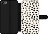 Bookcase Geschikt voor iPhone SE 2020 telefoonhoesje - Stippen - Zwart - Wit - Met vakjes - Wallet case met magneetsluiting