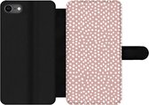 Bookcase Geschikt voor iPhone 7 telefoonhoesje - Stippen - Wit - Roze - Met vakjes - Wallet case met magneetsluiting