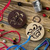 NEEDLEMINDER - NAALDMAGNEET - HOUT - LELIE - 3,5 cm rond, dubbelzijdige afbeelding.