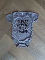 Rompertje baby - babykleding - romper - tekst Please pass me to grandma - oma - maat 68 - unisex - grijs - newborn kleding - babykleding - baby meisje jongen cadeau