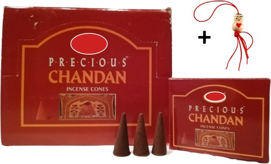 Doos en pakje met Precious Chandan wierookkegeltjes, met 3 bruine kegeltjes ernaast en een rood koordje met houten figuurtje.