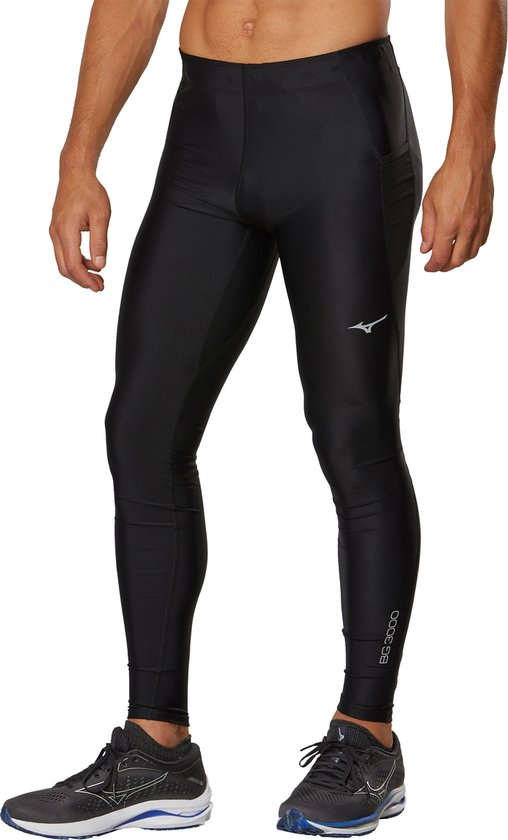 Man met zwarte Mizuno sportlegging, logo op linkerbeen en 'BG 3000' op rechterkuit.