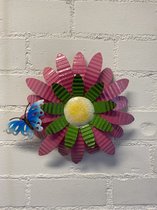 Metalen bloem wanddecoratie - Roze + Groen + geel + vlinder - Dia 30 cm - Voor binnen en buiten - Wanddecoratie