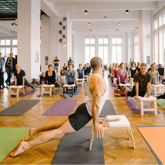 Yoga stoel - Bamboe Inversie stoel - Wit Kussen - Meditatie bankje - Hoofdstand bankje - Yoga kruk - Yoga oefening trainer - Yogastoel - Handstand Trainer - Omgekeerde Kruk / Stoel van INEX Life — afbeelding 3