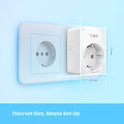 Witte Tapo slimme stekker, 72mm hoog en 51mm breed, naast een ingebouwd stopcontact, met de tekst 'Discreet Size, Simple Set-Up'.
