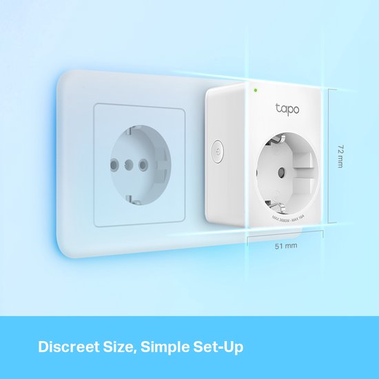 Witte Tapo slimme stekker, 72mm hoog en 51mm breed, naast een ingebouwd stopcontact, met de tekst 'Discreet Size, Simple Set-Up'.