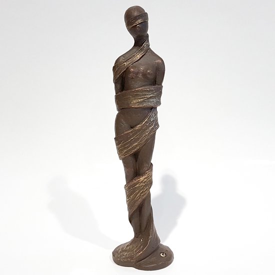 Geert Kunen / Skulptuur / Beeld / Vrouw met doek - bruin / goud - 10 x 9 x 42 cm hoog.