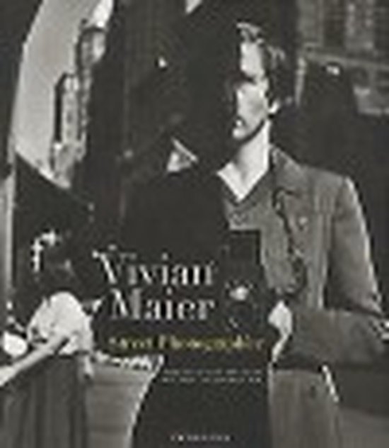 Boekomslag 'Street Photographer' met een portret van Vivian Maier en een meisje.
