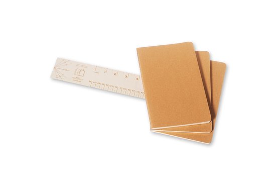 Drie bruine Moleskine cahiers met een liniaal met maataanduidingen.