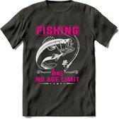 Fishing Has No Age Limit - Vissen T-Shirt | Roze | Grappig Verjaardag Vis Hobby Cadeau Shirt | Dames - Heren - Unisex | Tshirt Hengelsport Kleding Kado - Donker Grijs - S