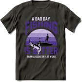 A Bad Day Fishing - Vissen T-Shirt | Paars | Grappig Verjaardag Vis Hobby Cadeau Shirt | Dames - Heren - Unisex | Tshirt Hengelsport Kleding Kado - Donker Grijs - S