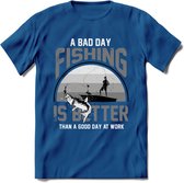 A Bad Day Fishing - Vissen T-Shirt | Grijs | Grappig Verjaardag Vis Hobby Cadeau Shirt | Dames - Heren - Unisex | Tshirt Hengelsport Kleding Kado - Donker Blauw - XL
