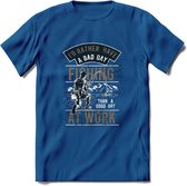 A bad Day Fishing - Vissen T-Shirt | Grijs | Grappig Verjaardag Vis Hobby Cadeau Shirt | Dames - Heren - Unisex | Tshirt Hengelsport Kleding Kado - Donker Blauw - XL