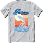 Fishing - Vissen T-Shirt | Grappig Verjaardag Vis Hobby Cadeau Shirt | Dames - Heren - Unisex | Tshirt Hengelsport Kleding Kado - Licht Grijs - Gemaleerd - 3XL