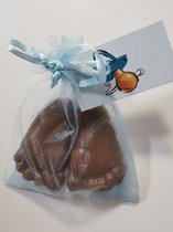 25 paar blauwe chocolade babyvoetjes met muisjes in organza zakje voor babyshower of geboorte