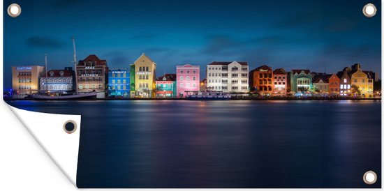 Tuinposter Skyline van Willemstad in de avond in Curaçao - 80x40 cm - Wanddecoratie Buiten - Tuinposter - Tuindoek - Schuttingposter - Tuinschilderij