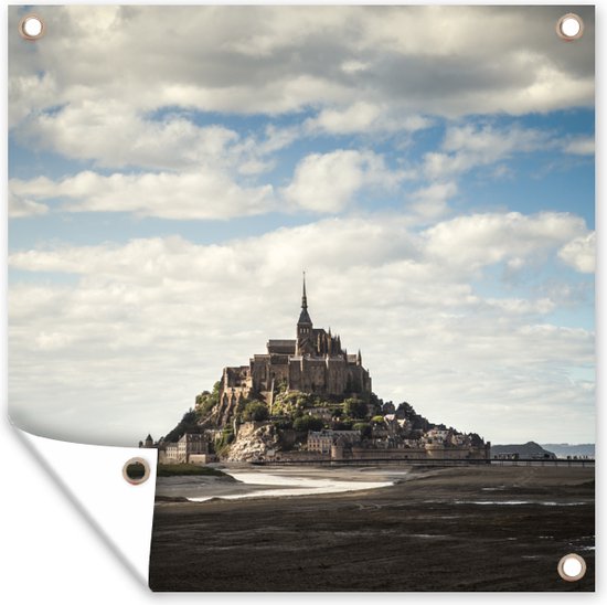Tuinposters Het eiland Le Mont-Saint-Michel met witte drijvende wolken - 50x50 cm - Tuindoek - Buitenposter