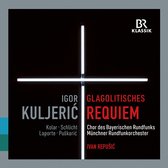 Albumhoes met de tekst Igor Kuljerić Glagolitisches Requiem in rode en witte letters op een zwarte achtergrond. Twee witte lampen kruisen elkaar.