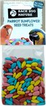 Een verpakking met Back Zoo Nature Parrot Sunflower Seed Treats, met een afbeelding van twee papegaaien op de kaart. De zak bevat veelkleurige, ovale snoepjes in geel, rood, lichtblauw en roze.