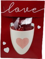 Mok met chocolaatjes "Love" met hartjes print geschenkset - Wit / Roze - Keramiek / Kunststof - Valentijn - Valentijnsdag - Love - Liefde - Love is in the air - Giftset - Cadeauset