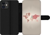 Bookcase Geschikt voor iPhone 11 telefoonhoesje - Wereldkaart - Kaart - Letters - Met vakjes - Wallet case met magneetsluiting