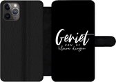 Bookcase Geschikt voor iPhone 11 Pro telefoonhoesje - Spreuken - Geniet van de kleine dingen - Quotes - Leven - Met vakjes - Wallet case met magneetsluiting