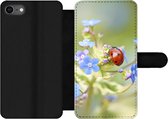 Bookcase Geschikt voor iPhone SE 2020 telefoonhoesje - Lieveheersbeestje - Bloem - Lente - Met vakjes - Wallet case met magneetsluiting