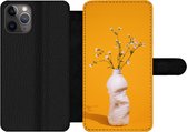 Bookcase Geschikt voor iPhone 11 Pro Max telefoonhoesje - Fles - Boeket - Geel - Met vakjes - Wallet case met magneetsluiting