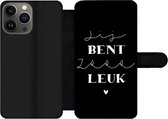 Bookcase Geschikt voor iPhone 13 Pro telefoonhoesje - Vriend - Spreuken - Jij bent zo leuk - Quotes - Met vakjes - Wallet case met magneetsluiting