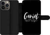 Bookcase Geschikt voor iPhone 13 Pro telefoonhoesje - Spreuken - Geniet van de kleine dingen - Quotes - Leven - Met vakjes - Wallet case met magneetsluiting