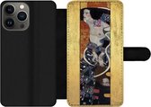 Bookcase Geschikt voor iPhone 13 Pro Max telefoonhoesje - Judith II Salomè - Gustav Klimt - Met vakjes - Wallet case met magneetsluiting