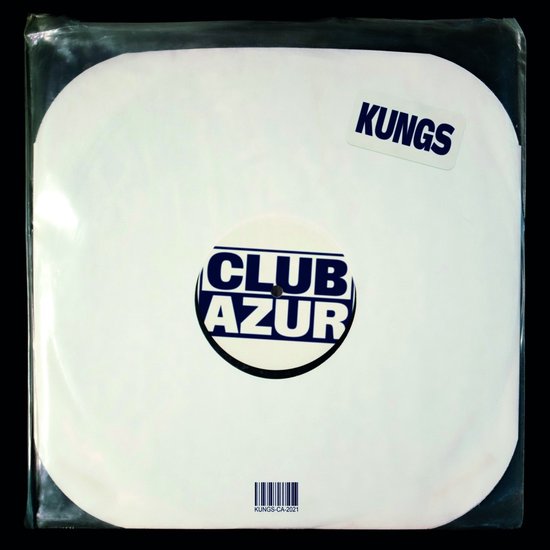 Witte vinylhoes met "CLUB AZUR" label en "KUNGS" sticker.