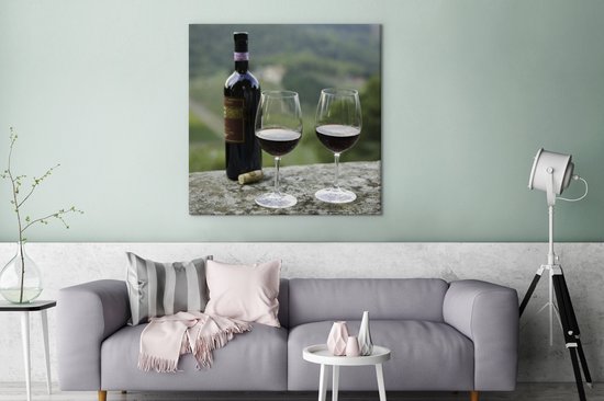 Peinture sur Toile Bouteille de Vin rouge avec Vignes de Sangiovese en Arrière-Plan - 90x90 cm - Décoration Décoration murale