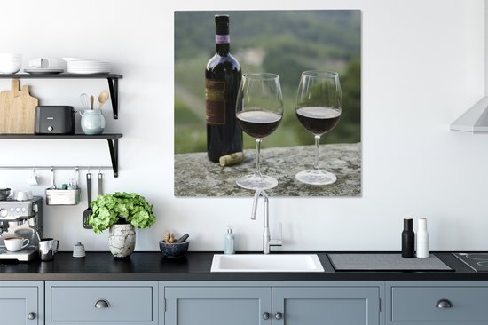 Peinture sur Toile Bouteille de Vin rouge avec Vignes de Sangiovese en Arrière-Plan - 90x90 cm - Décoration Décoration murale