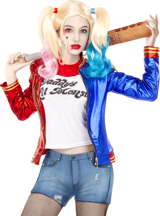 Vrouw in Harley Quinn kostuum met blauw-rode jas, wit T-shirt en spijkerbroek met visnetkousen. Houdt knuppel vast.