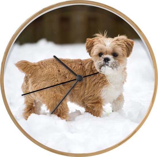 Klok – Ø 30 cm – Een jonge Yorkshire Terrier speelt in de sneeuw – Houtkleurig – Wandklok – Sinterklaas cadeau – Schoencadeautjes