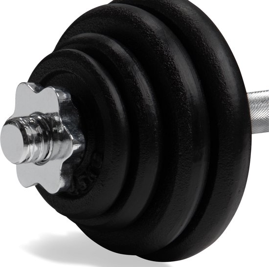 Zwarte gietijzeren dumbbell met sterke chromen sluiting.