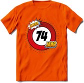 74 Jaar Hoera Verkeersbord T-Shirt | Grappig Verjaardag Cadeau | Dames - Heren | - Oranje - S