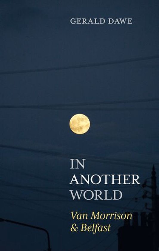 Boek 'In Another World' door Gerald Dawe, met Van Morrison & Belfast. Volle maan tegen een donkere, nachtelijke hemel.
