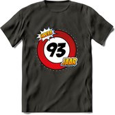 93 Jaar Hoera Verkeersbord T-Shirt | Grappig Verjaardag Cadeau | Dames - Heren | - Donker Grijs - 3XL
