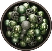 37x stuks kunststof/plastic kerstballen salie groen 6 cm mix - Onbreekbaar - Kerstversiering/kerstboomversiering