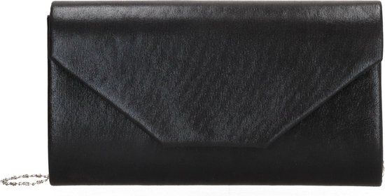 Zwarte clutch met schuine klep en subtiele textuur, met zilveren ketting aan de zijkant.