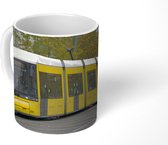 Mok - Een gele tram bevindt zich in het centrum van Berlijn - 350 ML - Beker